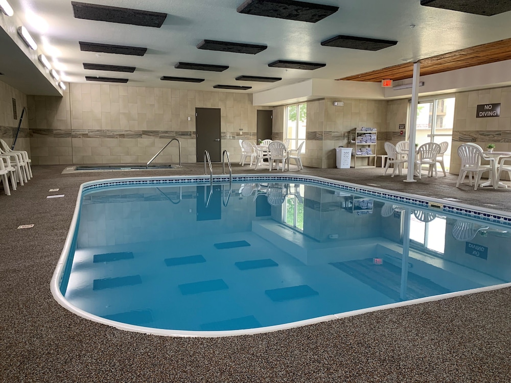 Expressway Suites Bismarck 38/65