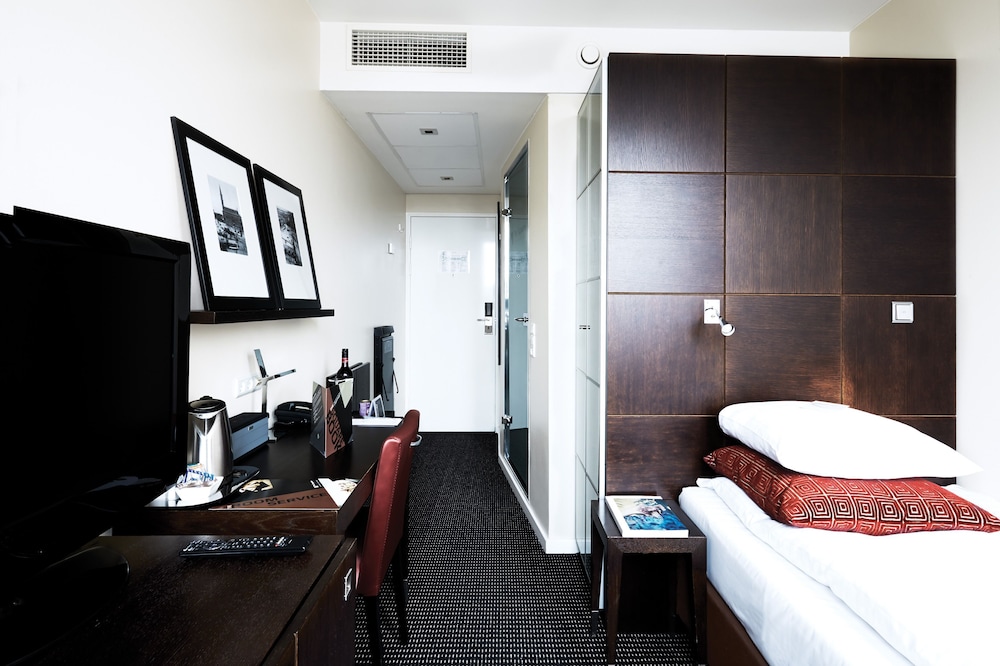 Square Hotel 9/43