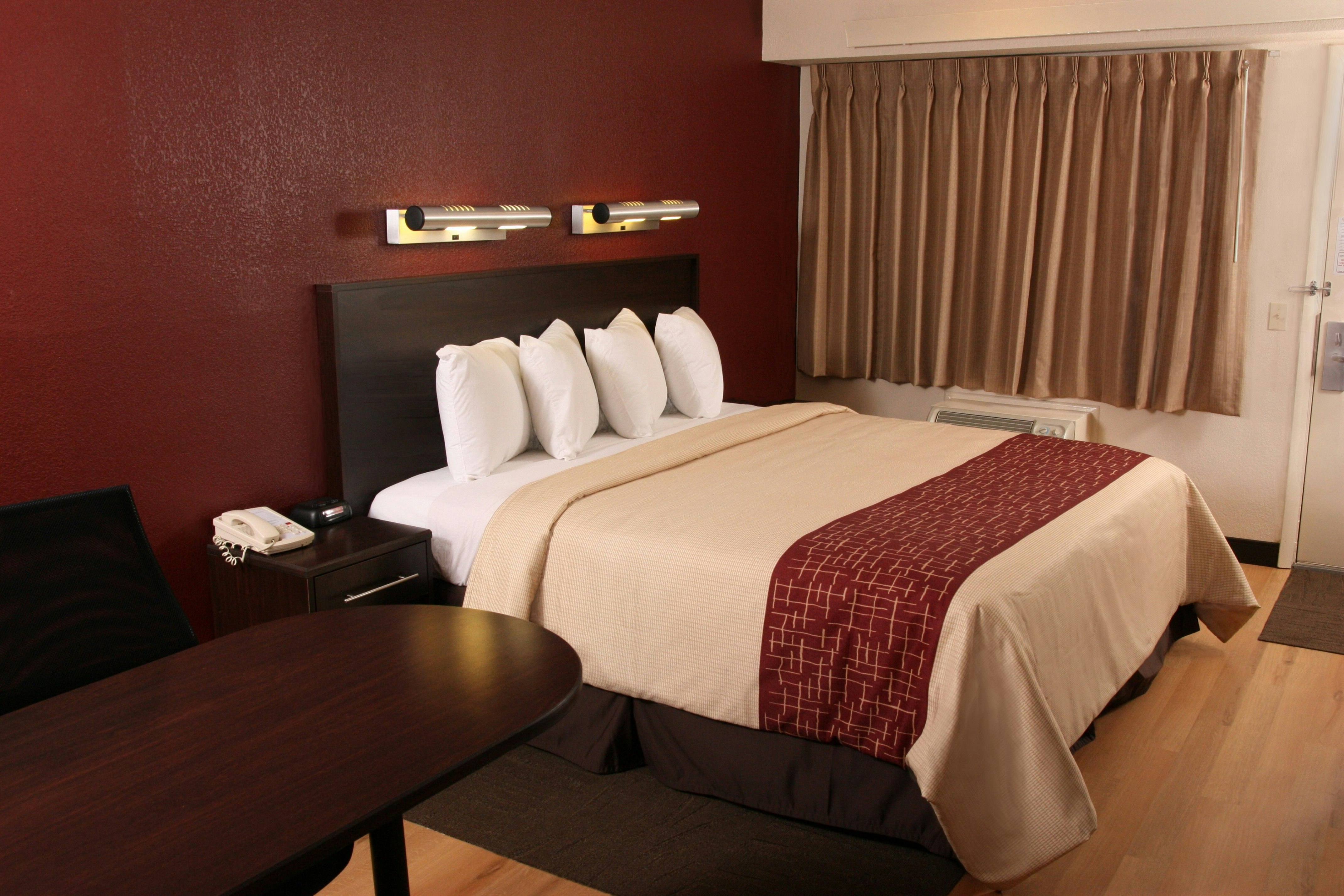 Non-Smoking Superior 1 King Bed, Micro-Fridge، Red Roof Plus Philadelphia Airport 4/6