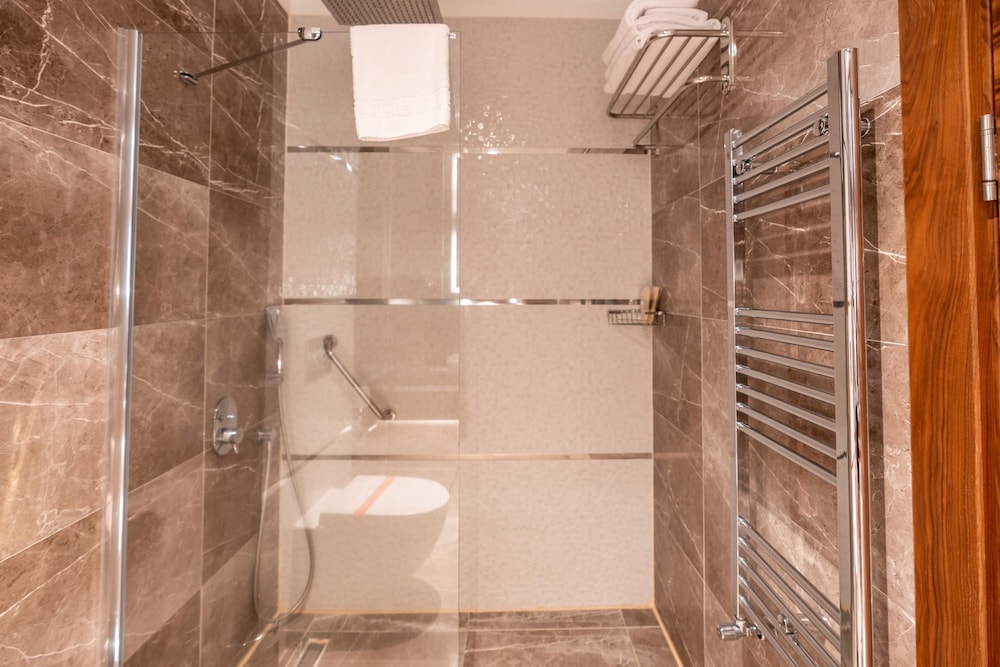 غرفة ديلوكس بسرير كوين، RAMADA RESORT ERCIYES 7/10