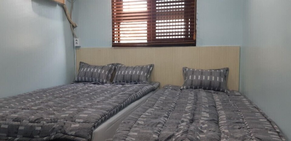 DELUXE, TWIN BEDS