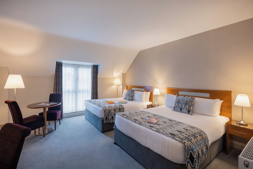 Raheen Woods Hotel 24/70
