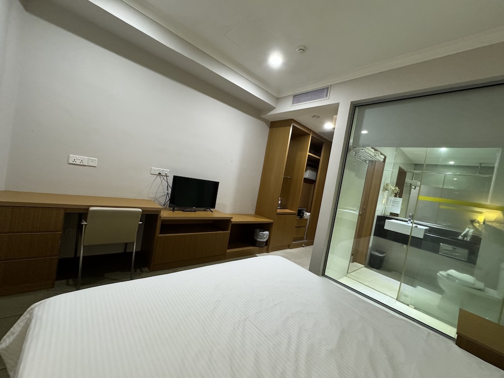 ECONOMY, KING BED, NO WINDOW