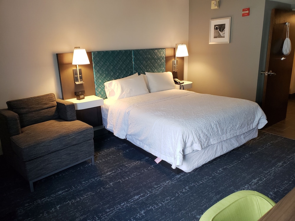 Hampton Inn Suites Newtown 30/57