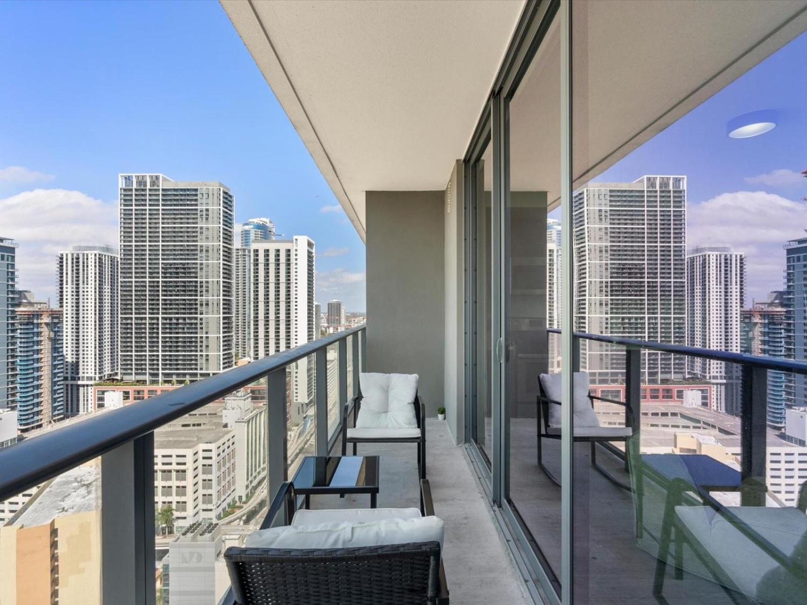 29th Floor Balcony Studio Miami Skyline Views 13/31