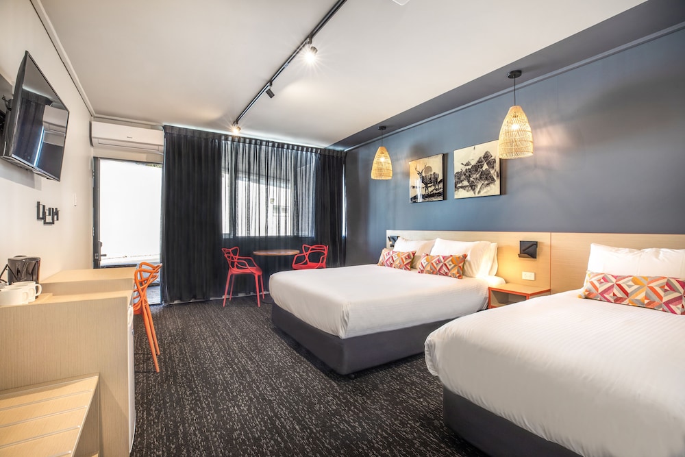 Nightcap at Monash Hotel 11/38