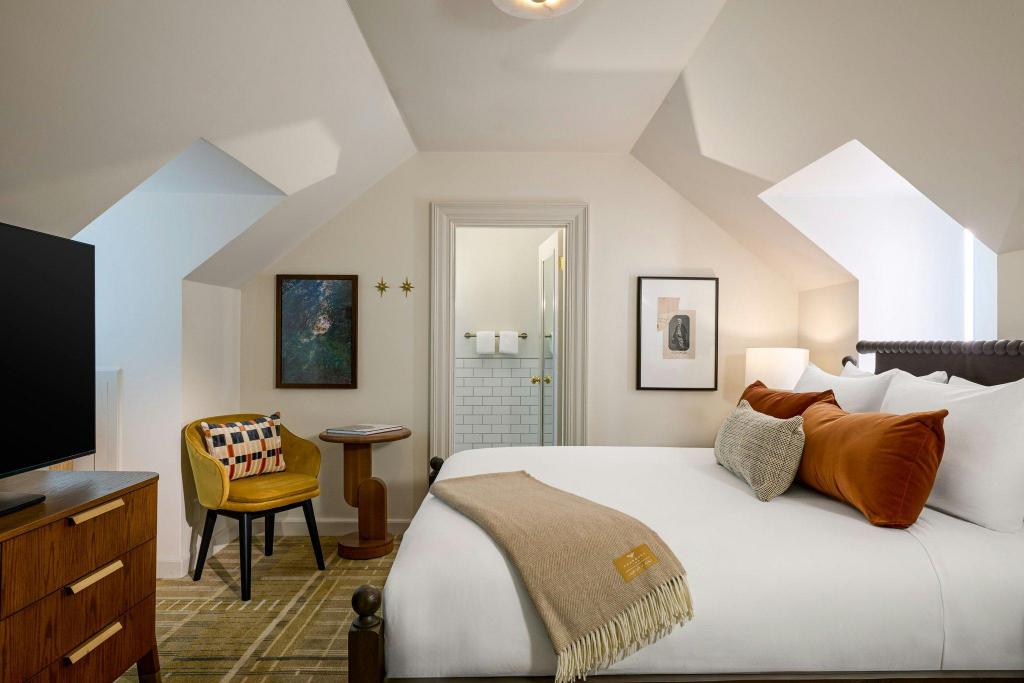 Colonial, Home, Guest Room, Queen Bed