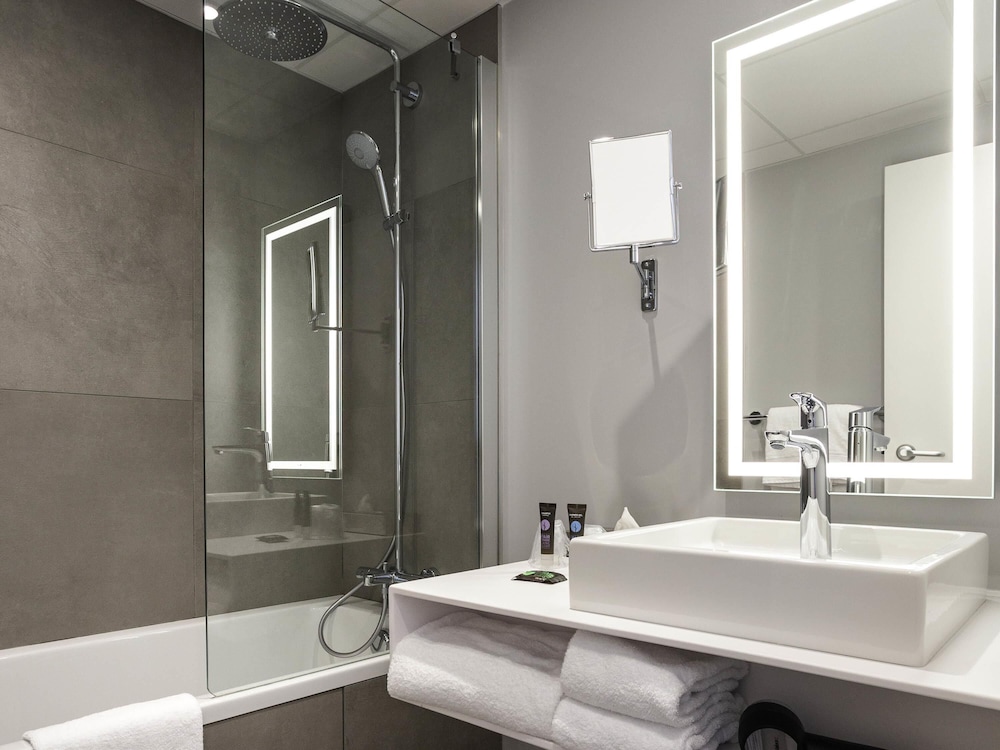 Family, Queen Bed, 2 Sofa, Novotel Annecy Centre 4/4