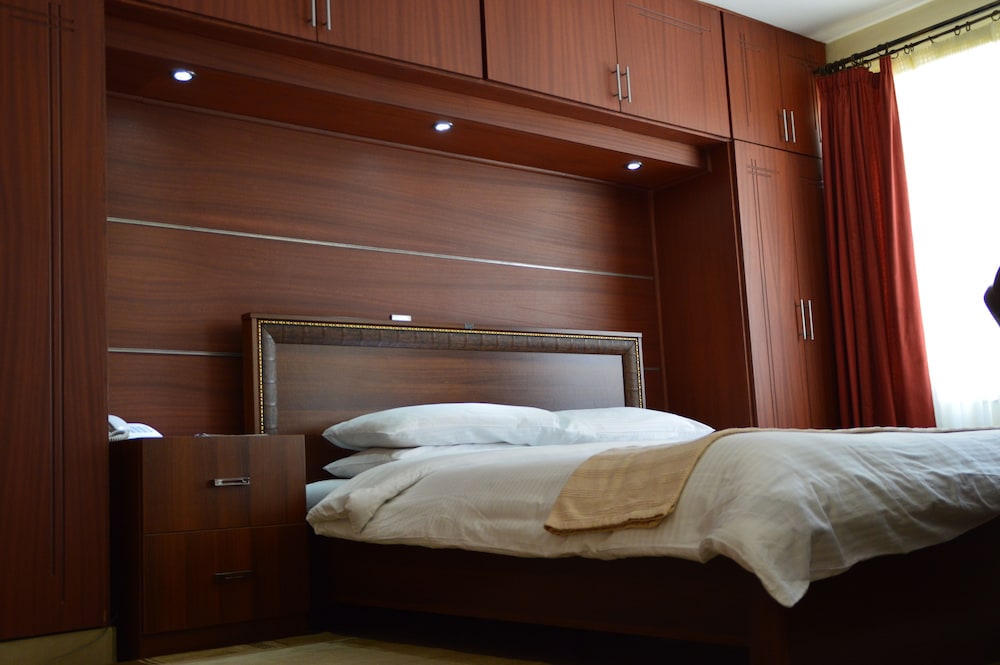 BUSINESS, STUDIO, QUEEN BED, GARDEN VIEW, BALCONY