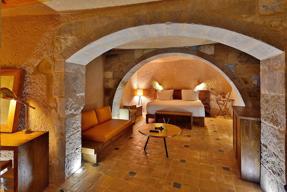 MILLSTONE CAVE SUITES 68/77