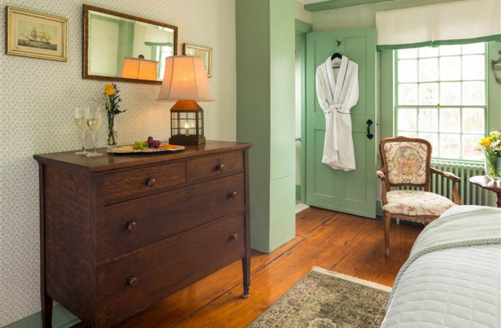The Waldo Emerson Inn 40/40