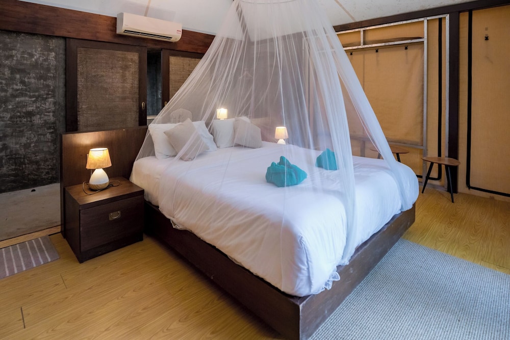 Anurak Community Lodge 10/52