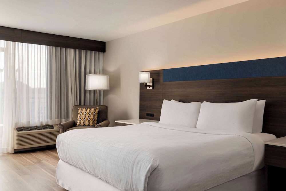 ROOM, KING BED, BALCONY