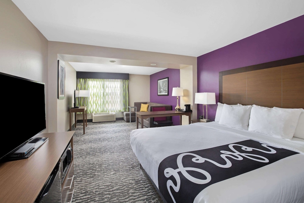La Quinta Inn & Suites by Wyndham Visalia/Sequoia Gateway 9/60