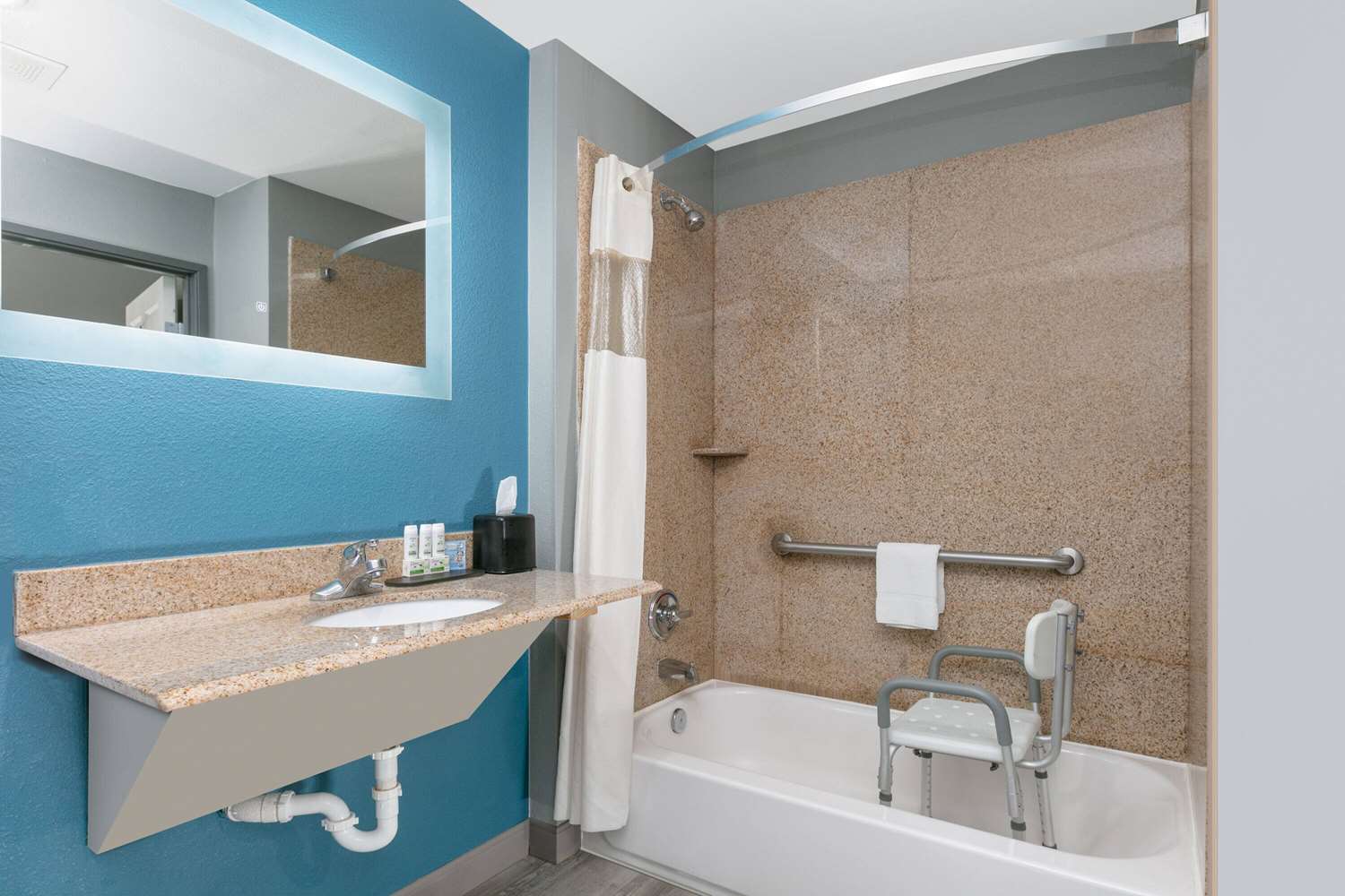 La Quinta Inn & Suites by Wyndham Decatur 43/46