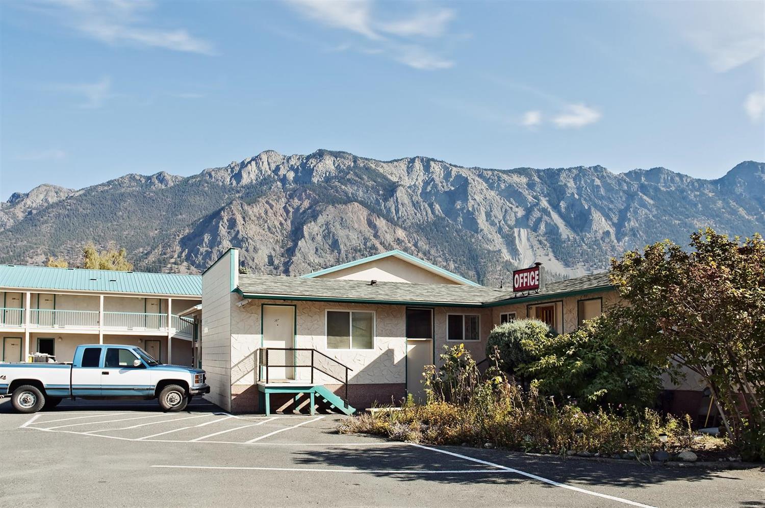 Canadas Best Value Inn Mile 0 10/10