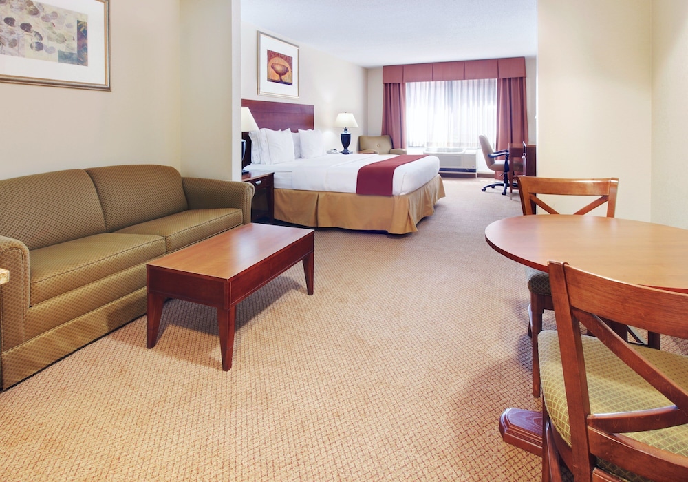Holiday Inn Express Hotel & Suites Canton 15/37