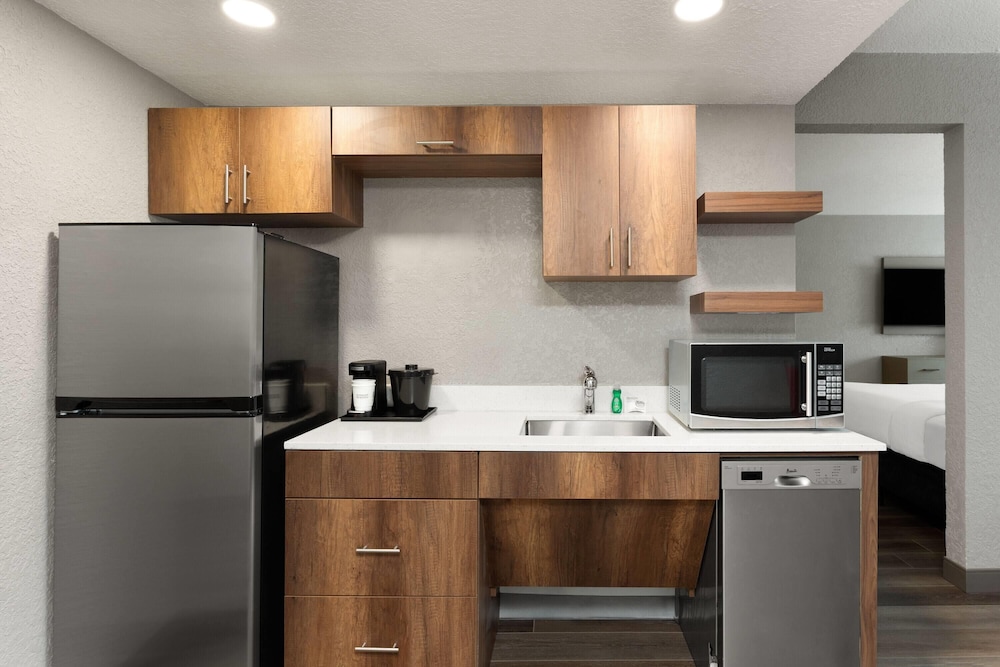 Hawthorn Extended Stay by Wyndham Ft Lauderdale Cypress Crk 34/46