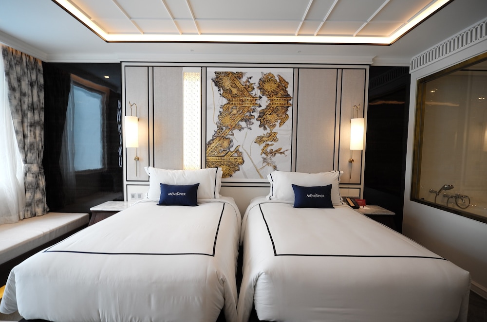 DELUXE POOL VIEW TWIN ROOM