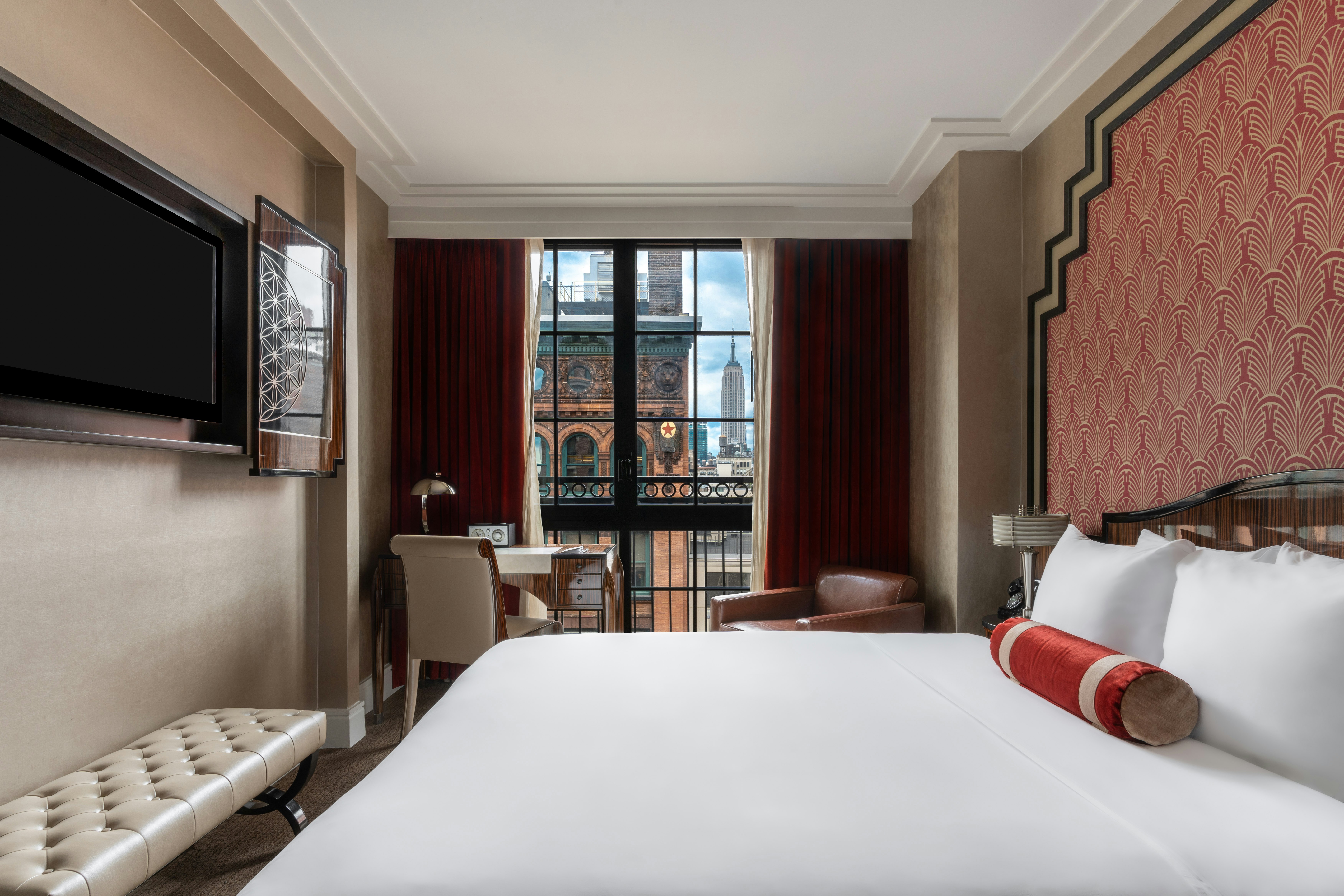 Grove, Queen Bed, Empire Building View