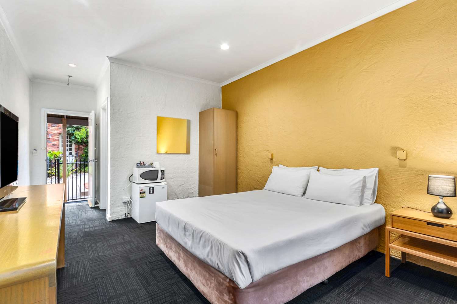غرفة بسرير كوين، Greensborough Motel 2/3
