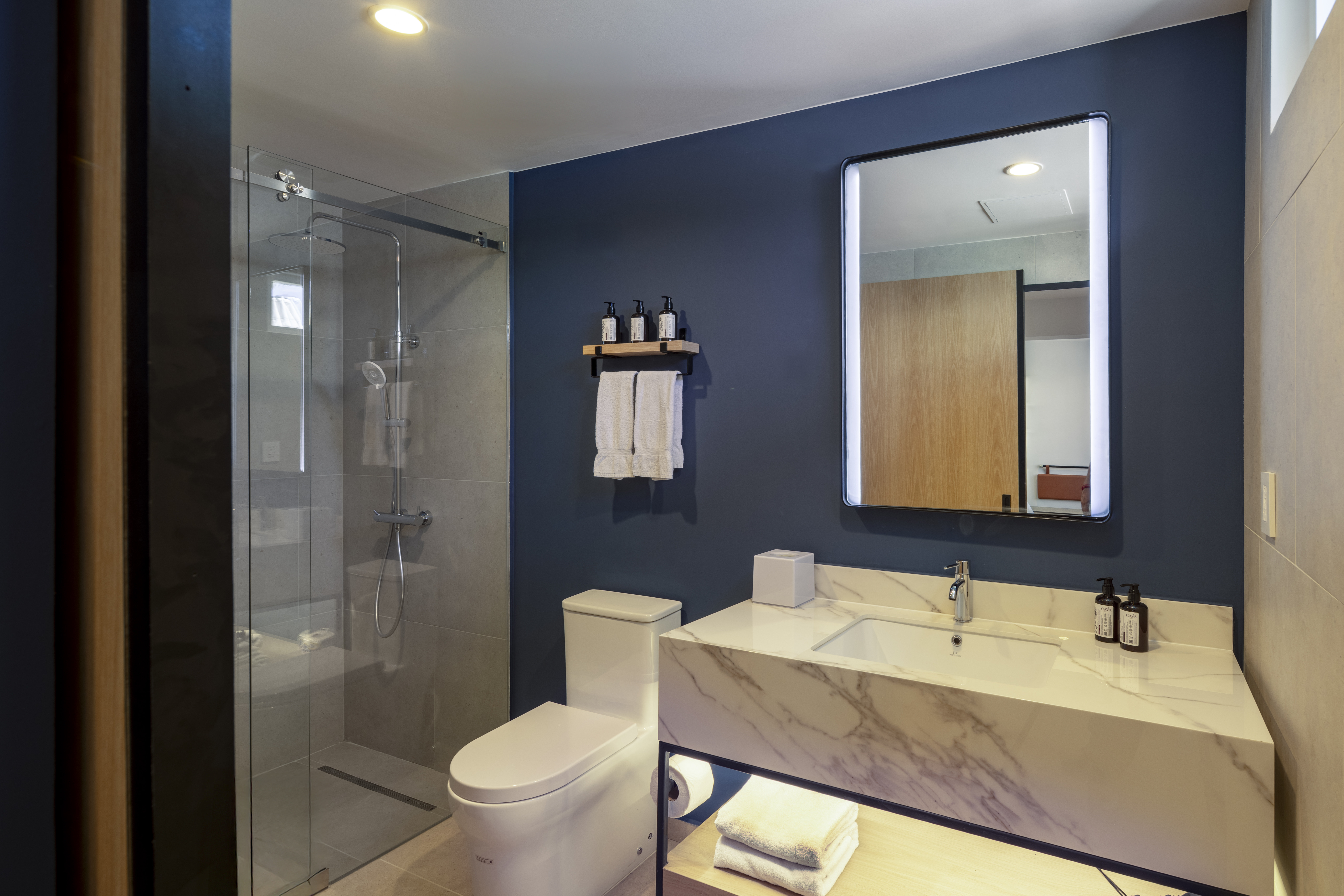 Voco Surfside Aruba by IHG 88/90