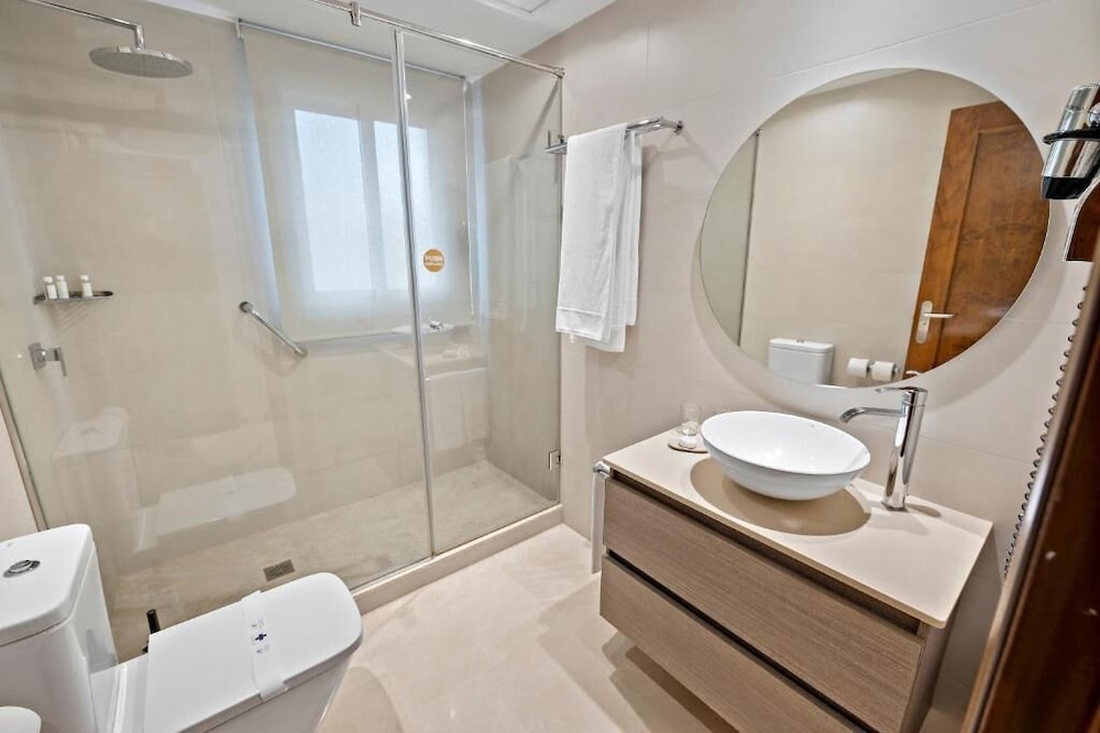 جناح غراند بسريرين كوين بغرفتي نوم بجاكوزي، Wyndham Grand Costa del Sol 3/6
