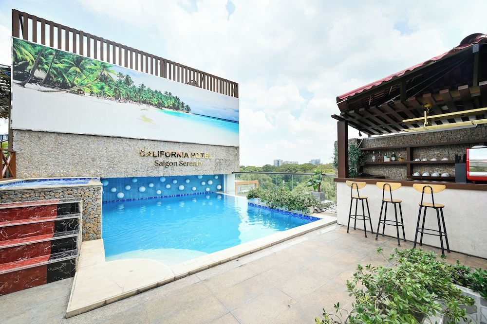 California Saigon Hotel & Rooftop Pool 44/50