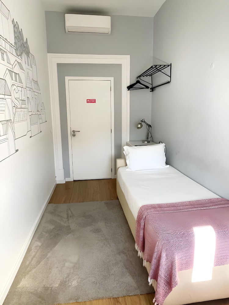 House, Single, Single Bed, Bathtub
