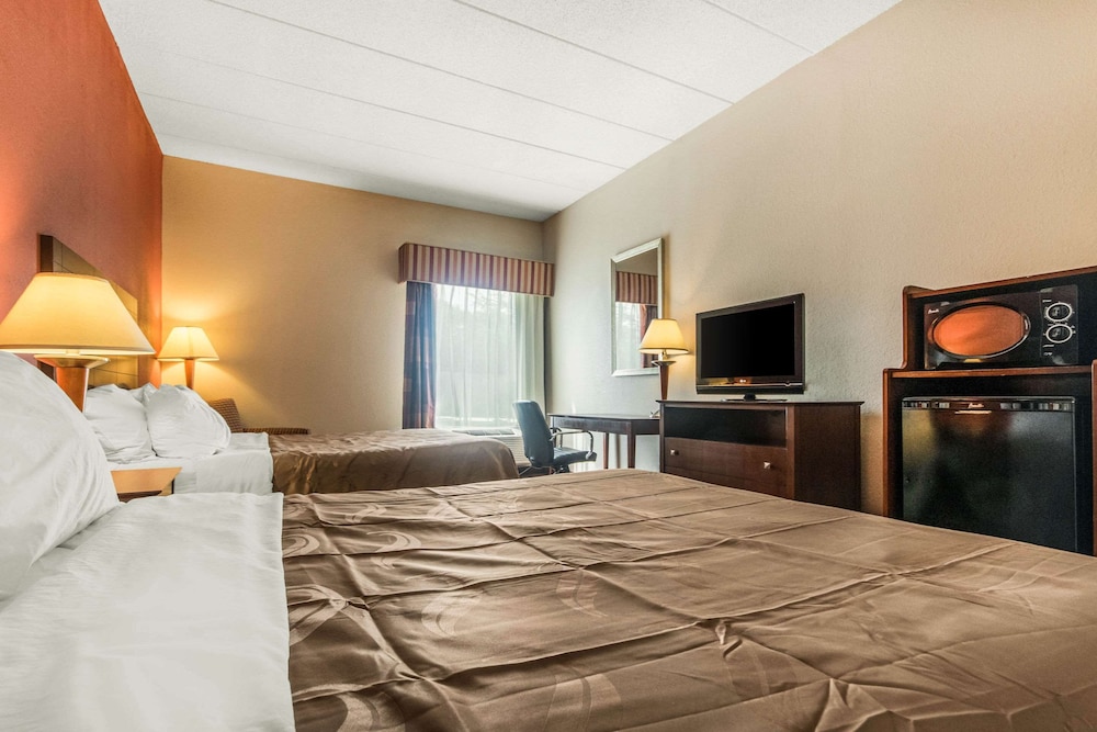 غرفة قياسية بسريرين كوين، Quality Inn & Suites Lawrenceburg 2/3