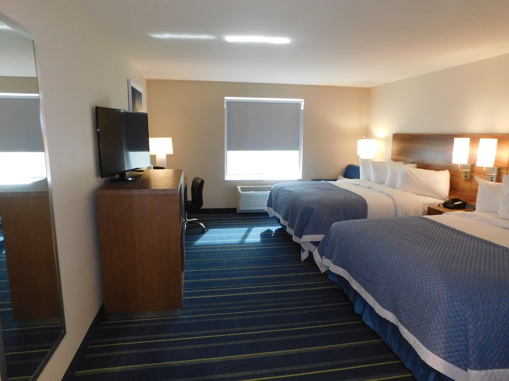 Days Inn & Suites by Wyndham Kearney 32/61