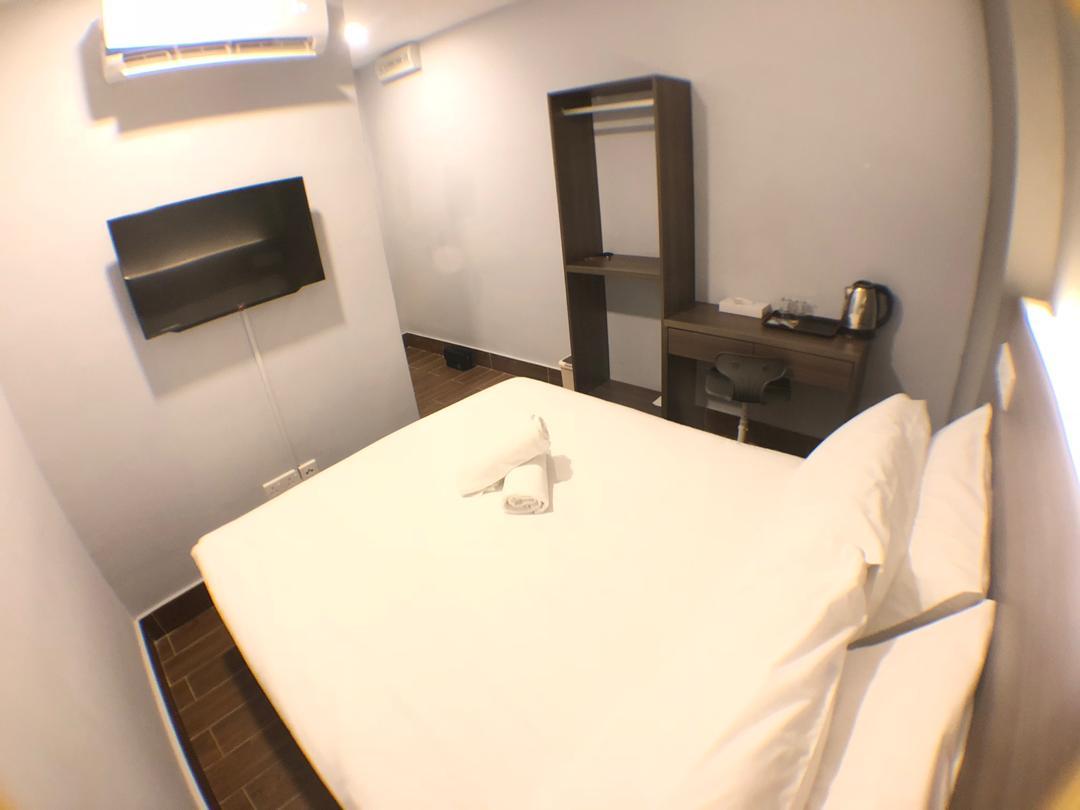 Superior, Queen Bed, No Window