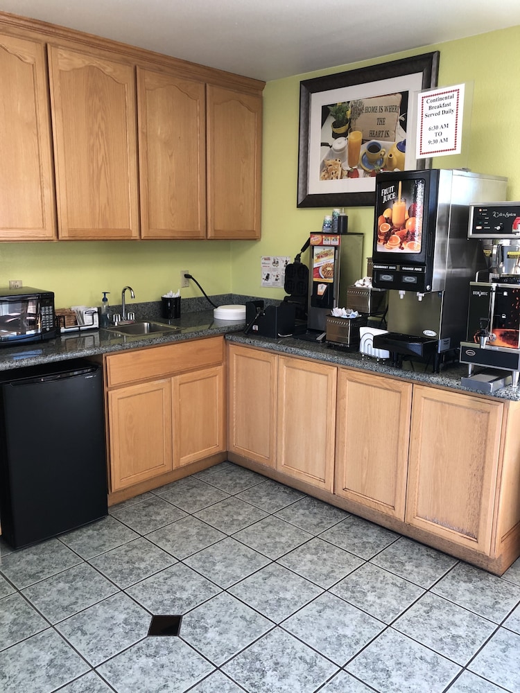 Cloverdale Wine Country Inn and Suites 7/47