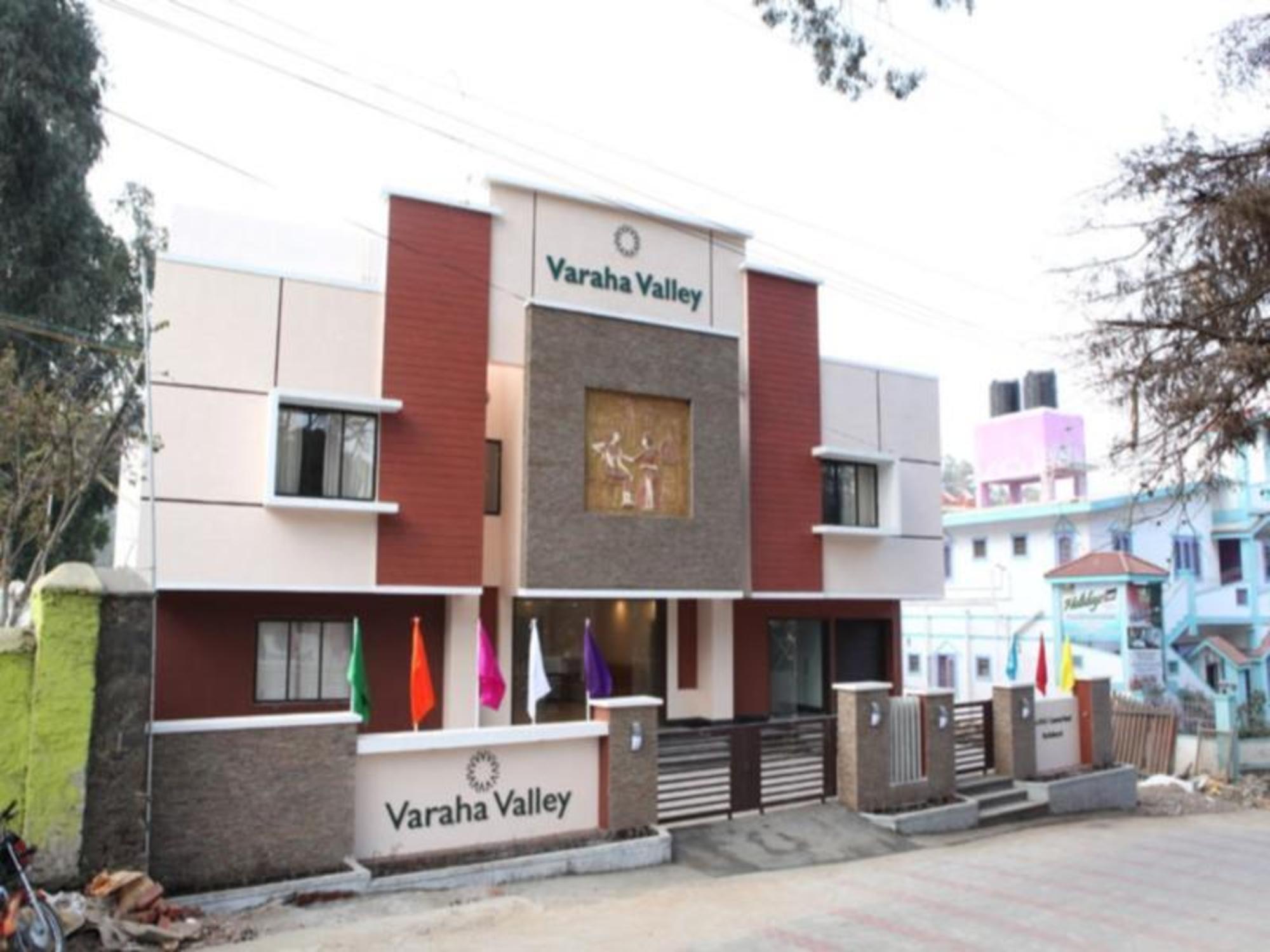 OYO Premium Convent Road BSNL Junction 5/52