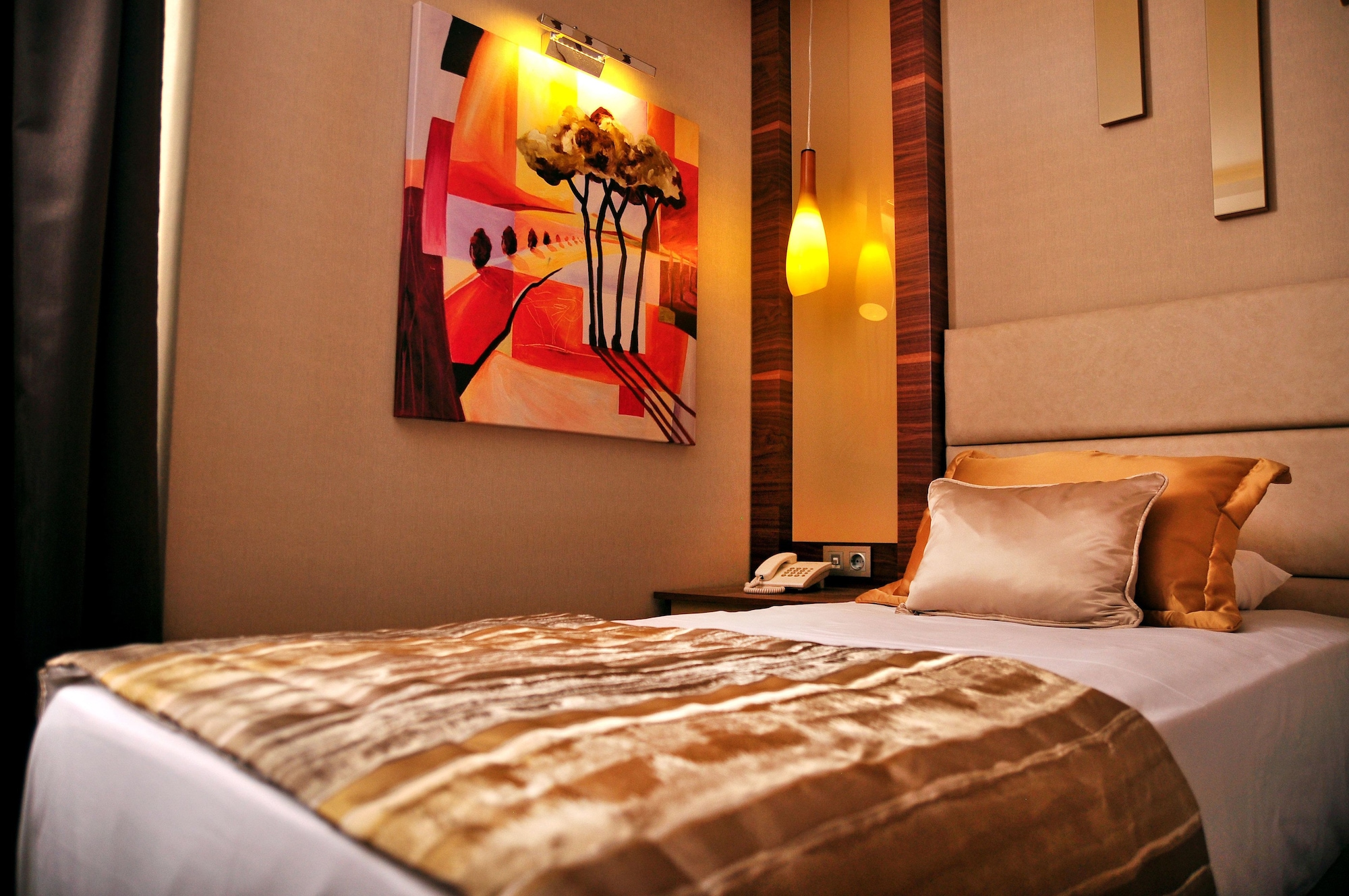 DELUXE, DOUBLE BED