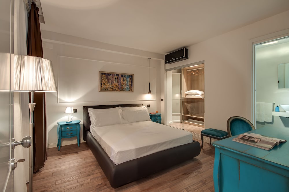 ROOM, DOUBLE BED