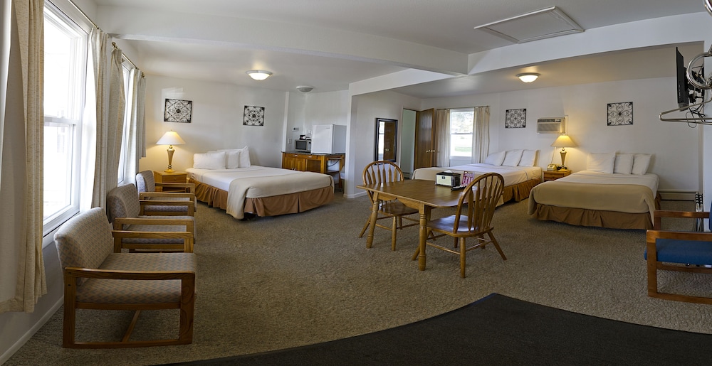 Sunset Lodge Escanaba 29/32