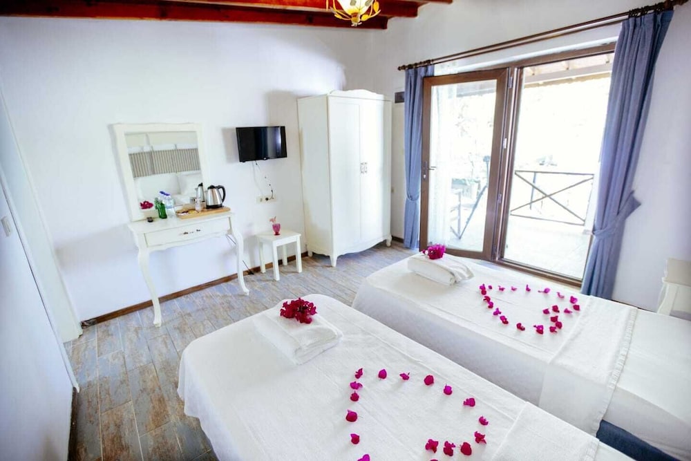 Lagoon Boutique Hotel 5/13