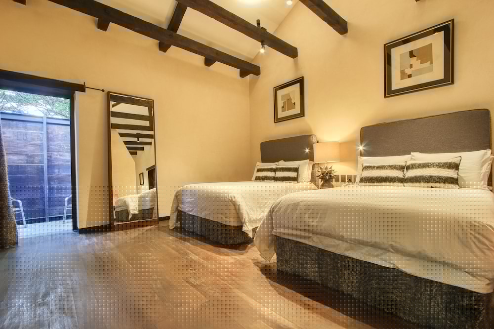 Uvence Arte + Hotel 7/50