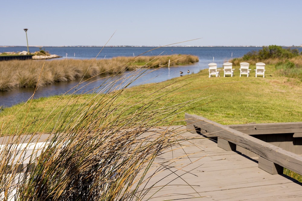 The Burrus House Inn Waterfront Suites 47/50