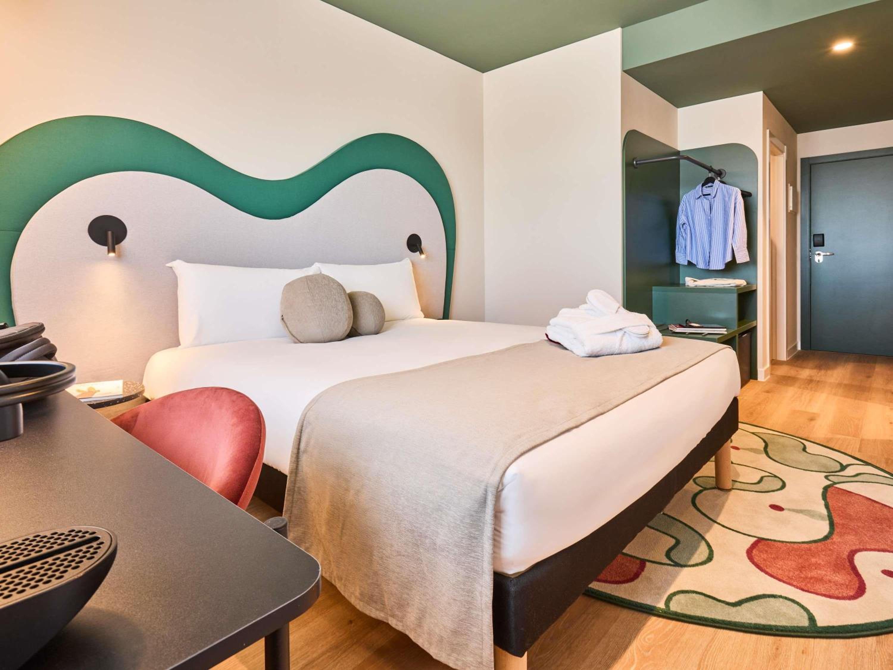 BUSINESS, PREMIUM, DOUBLE BED