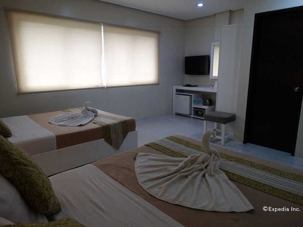 Holiday Suites Business District 30/49