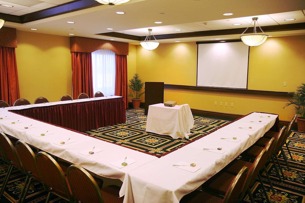 Hampton Inn Suites Seal Beach 25/32