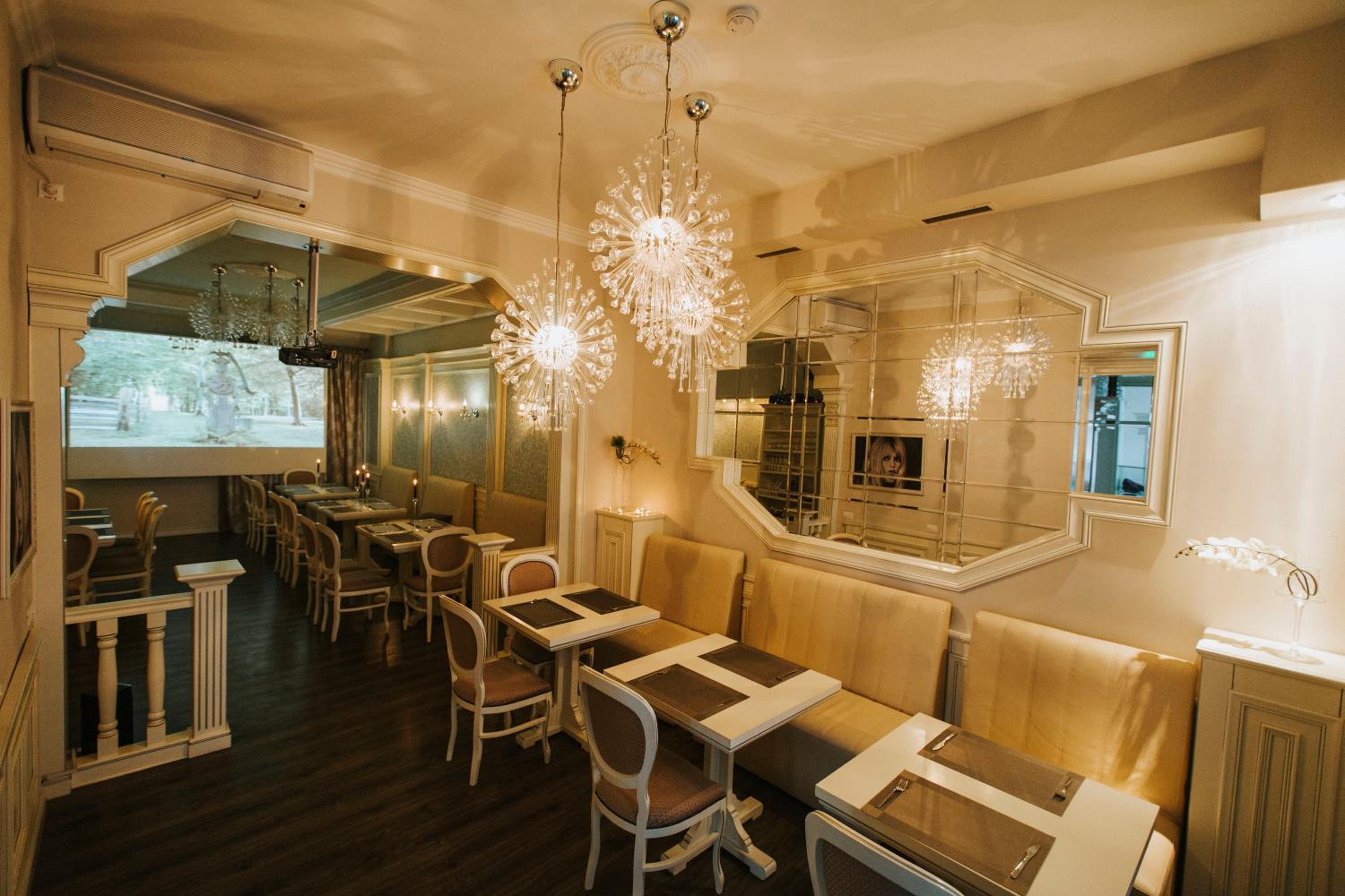 Carol Boutique & SPA ex Vila Cornelia 36/54