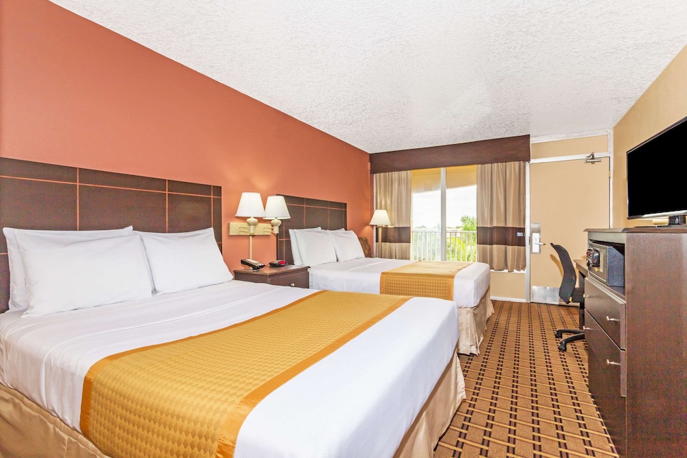 STANDARD, 2 QUEEN BEDS