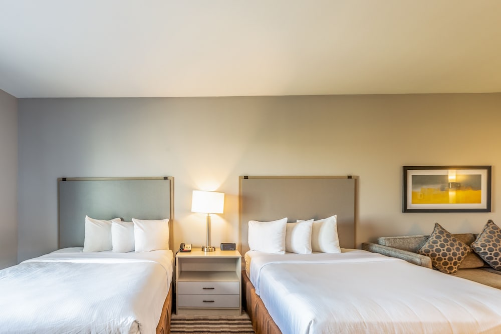 Hawthorn Suites by Wyndham Loveland 11/43