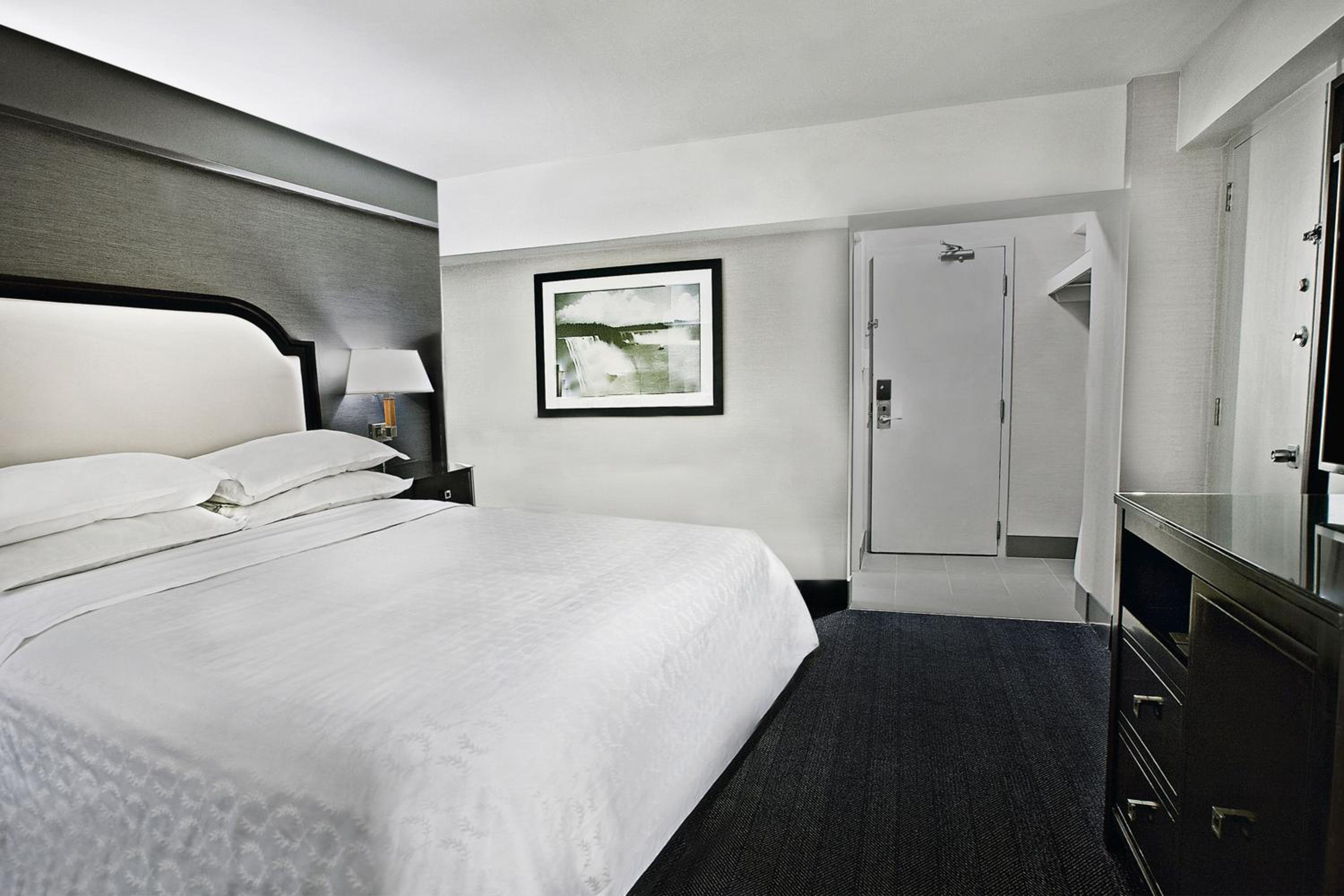 غرفة بسرير كوين، Sheraton Fallsview Hotel 2/8
