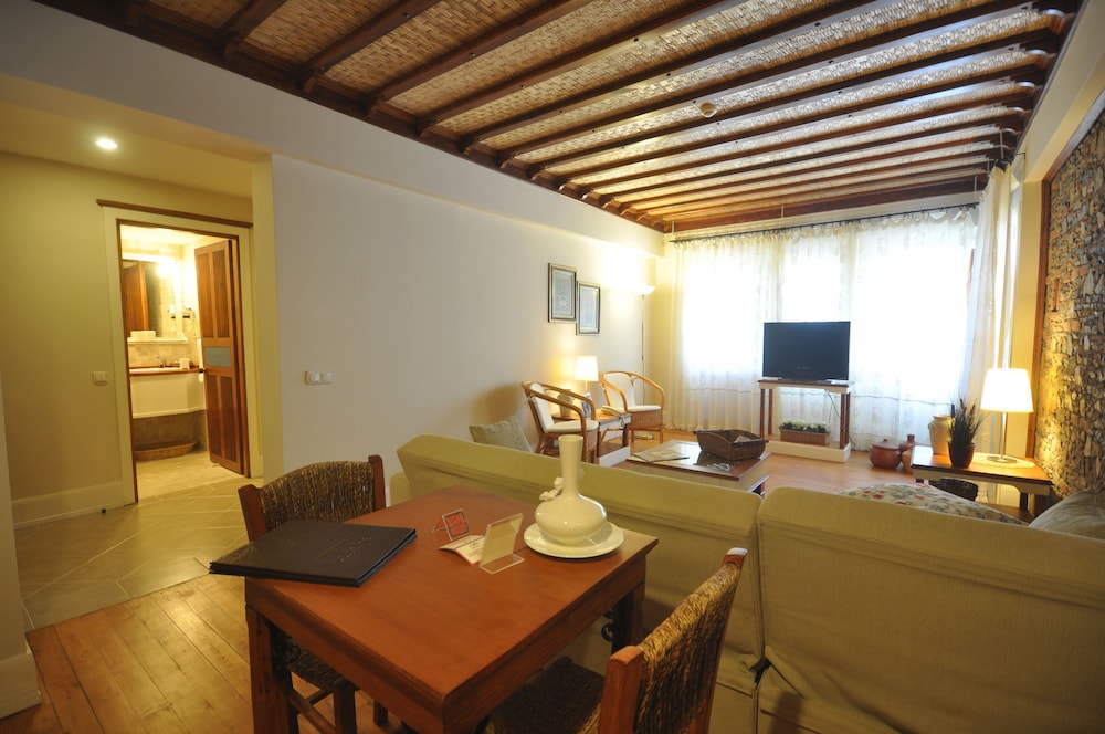 El Vino Hotel Suites 24/50