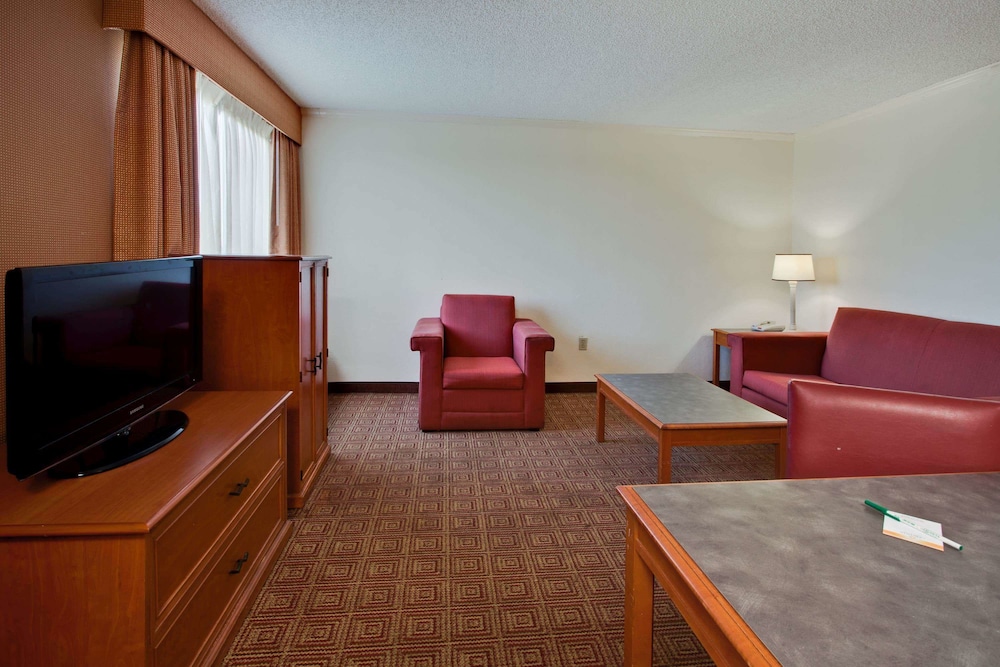 La Quinta Inn & Suites by Wyndham Ft Lauderdale Cypress Cr 32/44