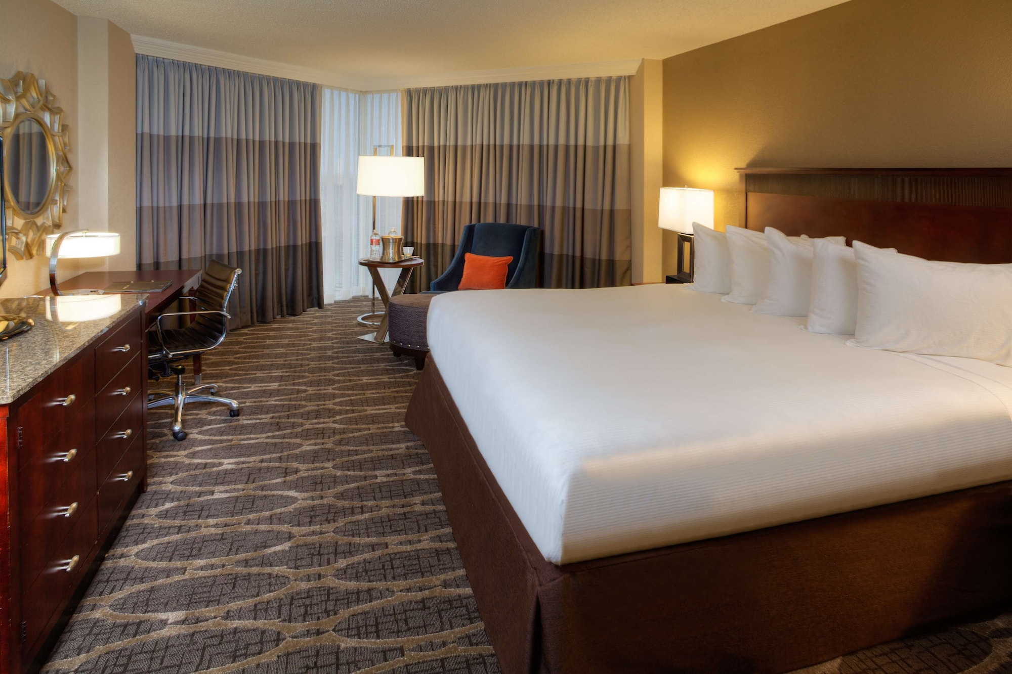 Room, King Bed, Executive Level, Bathtub, Accessible